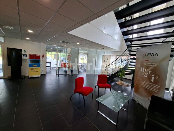Immeuble indépendant à louer à Wambrechies - Bureaux avec stockage, parkings privatifs et accès rapide métropole lilloise