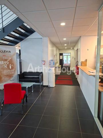 Immeuble indépendant à louer à Wambrechies - Bureaux avec stockage, parkings privatifs et accès rapide métropole lilloise
