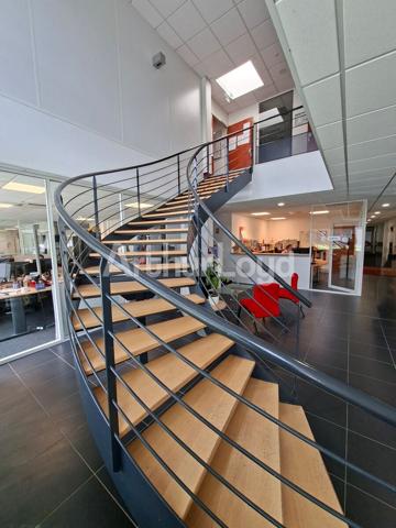 Immeuble indépendant à louer à Wambrechies - Bureaux avec stockage, parkings privatifs et accès rapide métropole lilloise