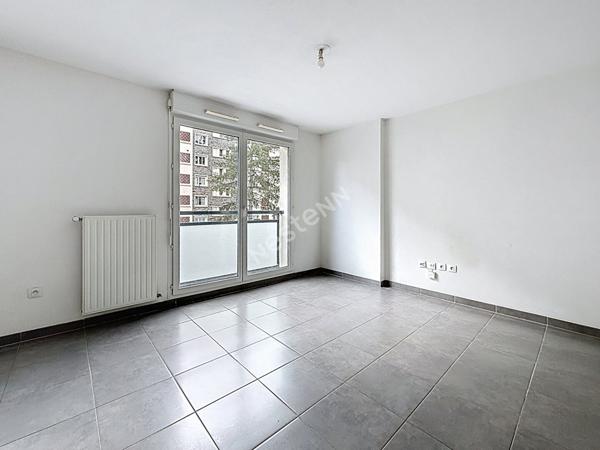 Nantes Schuman : En vente ! Appartement T1 de 34 m², résidence 2015 avec ascenseur, pièce de vie avec cuisine A/E exposée Ouest.