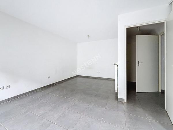 Nantes Schuman : En vente ! Appartement T1 de 34 m², résidence 2015 avec ascenseur, pièce de vie avec cuisine A/E exposée Ouest.