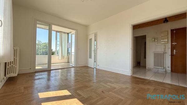 Grand T2  CALUIRE VASSIEUX avec balcon et jardin commun