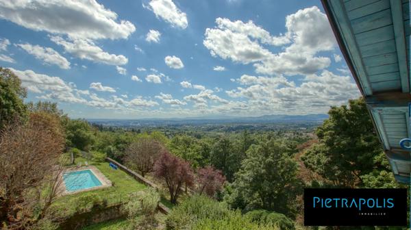 Demeure du XVIIème à rénover, piscine, vue panoramique et dépendance