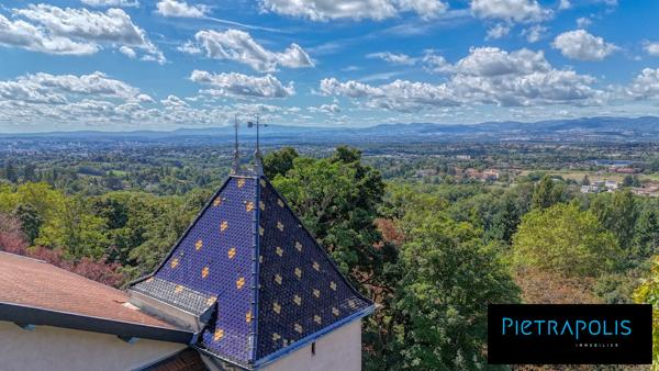 Demeure du XVIIème à rénover, piscine, vue panoramique et dépendance