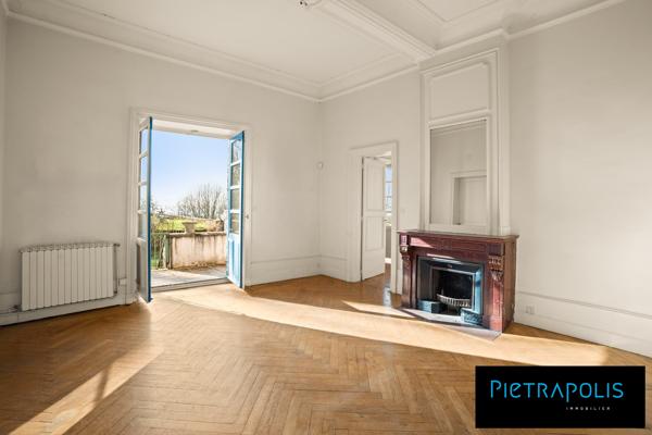 Demeure du XVIIème à rénover, piscine, vue panoramique et dépendance