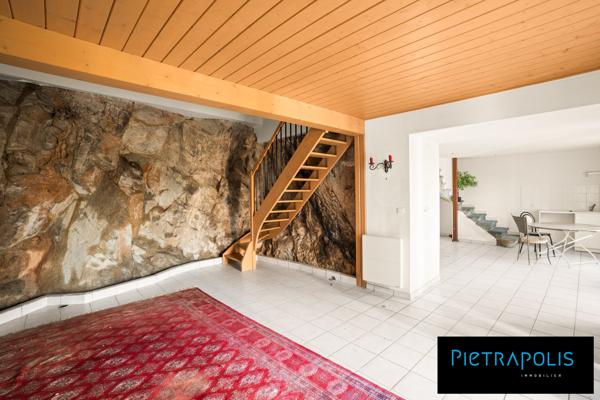 Demeure du XVIIème à rénover, piscine, vue panoramique et dépendance