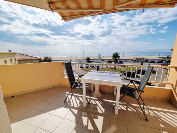 Appartement 3 pièces de 49 m2 avec garage , cellier et place de parking 11100 Narbonne Plage Découvrez ce charmant appartement 3 pièces de 49,21 m² , idéalement situé dans un quartier calme et recherché , avec un accès direct à la plage . "Possibilité d'acquérir l'appartement avec un garage de 15 m2.