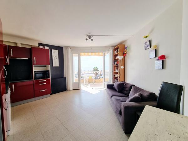 Appartement 3 pièces de 49 m2 avec garage , cellier et place de parking 11100 Narbonne Plage Découvrez ce charmant appartement 3 pièces de 49,21 m² , idéalement situé dans un quartier calme et recherché , avec un accès direct à la plage . "Possibilité d'acquérir l'appartement avec un garage de 15 m2.