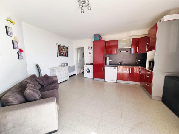 Appartement 3 pièces de 49 m2 avec garage , cellier et place de parking 11100 Narbonne Plage Découvrez ce charmant appartement 3 pièces de 49,21 m² , idéalement situé dans un quartier calme et recherché , avec un accès direct à la plage . "Possibilité d'acquérir l'appartement avec un garage de 15 m2.