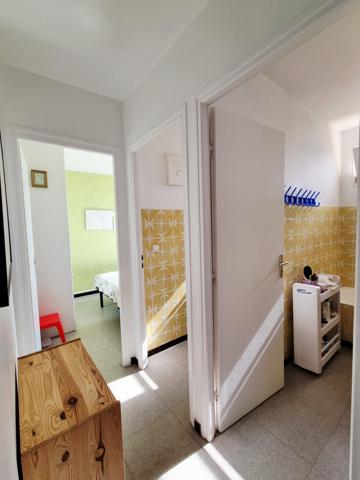 Appartement 3 pièces de 49 m2 avec garage , cellier et place de parking 11100 Narbonne Plage Découvrez ce charmant appartement 3 pièces de 49,21 m² , idéalement situé dans un quartier calme et recherché , avec un accès direct à la plage . "Possibilité d'acquérir l'appartement avec un garage de 15 m2.