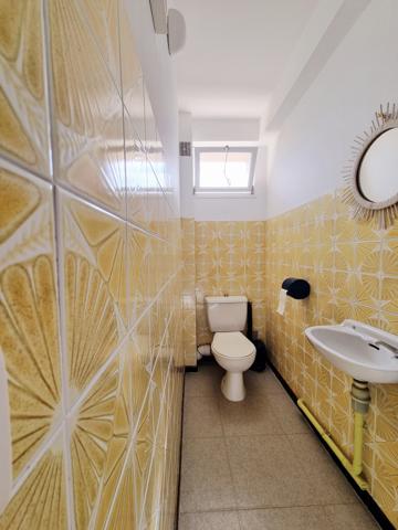 Appartement 3 pièces de 49 m2 avec garage , cellier et place de parking 11100 Narbonne Plage Découvrez ce charmant appartement 3 pièces de 49,21 m² , idéalement situé dans un quartier calme et recherché , avec un accès direct à la plage . "Possibilité d'acquérir l'appartement avec un garage de 15 m2.