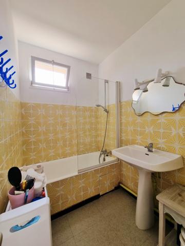 Appartement 3 pièces de 49 m2 avec garage , cellier et place de parking 11100 Narbonne Plage Découvrez ce charmant appartement 3 pièces de 49,21 m² , idéalement situé dans un quartier calme et recherché , avec un accès direct à la plage . "Possibilité d'acquérir l'appartement avec un garage de 15 m2.
