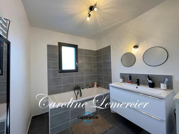 Maison à vendre 4 pièces (72)Maison contemporaine à toit plat 98 m² habitables, 3 chambres, terrain de 700 m², piscine chauffée