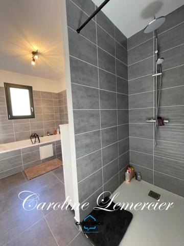 Maison à vendre 4 pièces (72)Maison contemporaine à toit plat 98 m² habitables, 3 chambres, terrain de 700 m², piscine chauffée