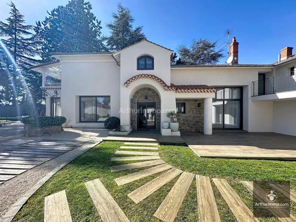 Vente Maison 8 pièces 270 m2 à Riorges