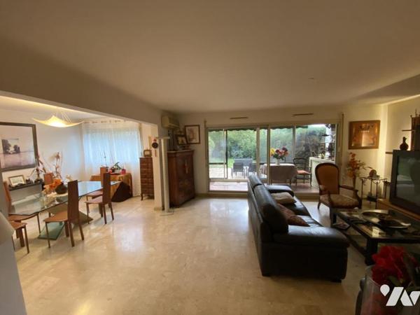 Appartement T4, en rez-de-jardin, cave, parking privatif