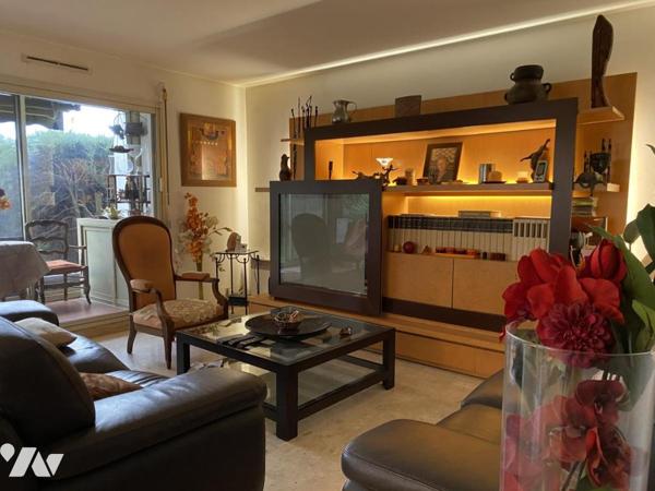 Appartement T4, en rez-de-jardin, cave, parking privatif