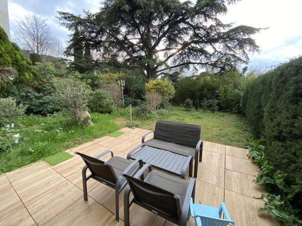 Appartement T4, en rez-de-jardin, cave, parking privatif