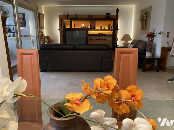 Appartement T4, en rez-de-jardin, cave, parking privatif