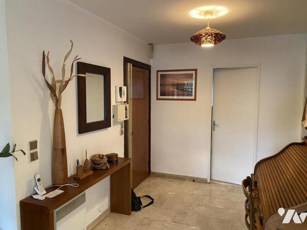 Appartement T4, en rez-de-jardin, cave, parking privatif