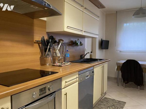 Appartement T4, en rez-de-jardin, cave, parking privatif