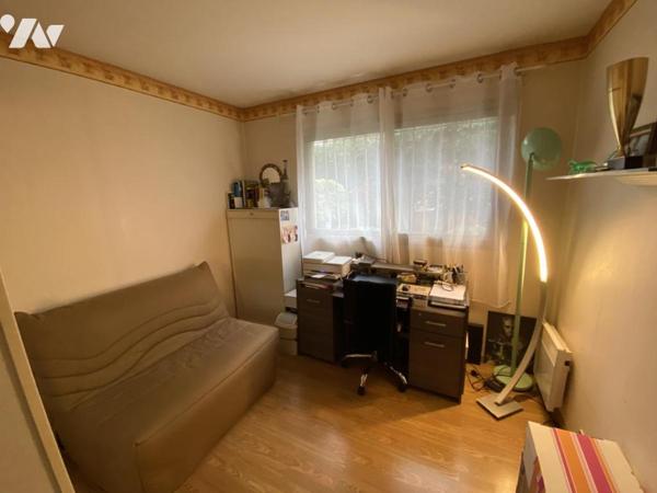 Appartement T4, en rez-de-jardin, cave, parking privatif