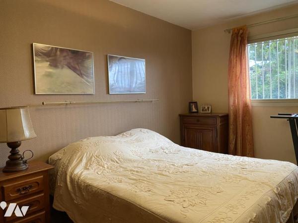 Appartement T4, en rez-de-jardin, cave, parking privatif