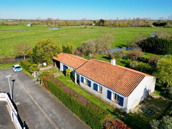 Maison au calme d'une impasse avec vue dégagée à 500m du bourg