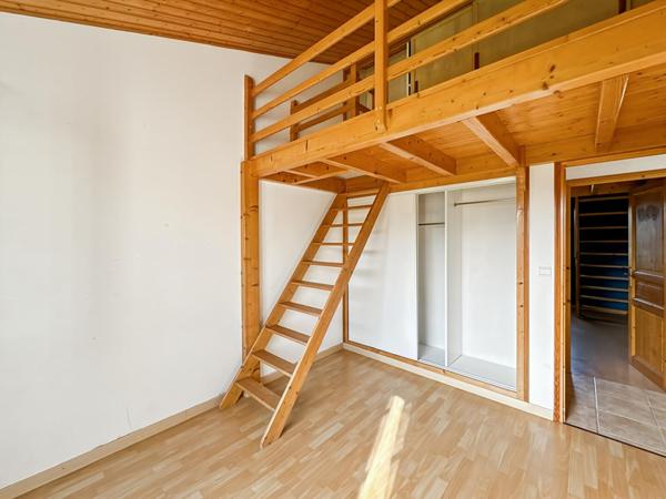 Maison au calme d'une impasse avec vue dégagée à 500m du bourg