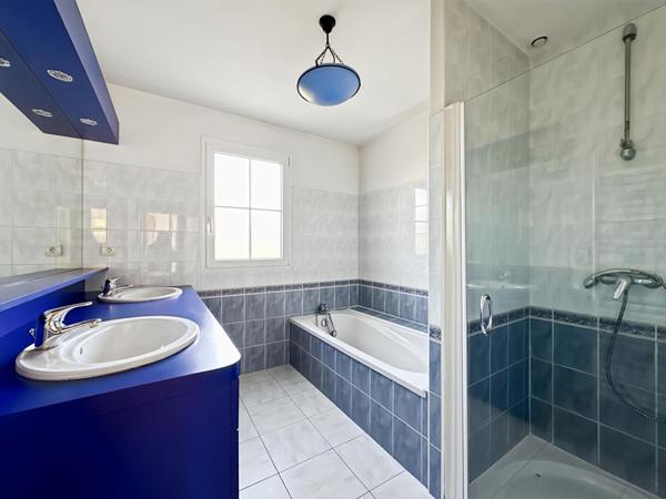 Maison au calme d'une impasse avec vue dégagée à 500m du bourg