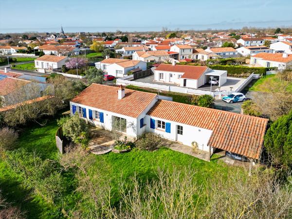Maison au calme d'une impasse avec vue dégagée à 500m du bourg