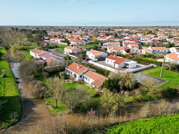 Maison au calme d'une impasse avec vue dégagée à 500m du bourg