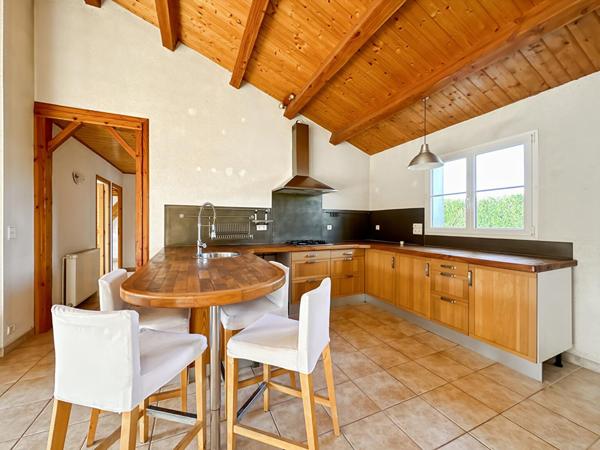 Maison au calme d'une impasse avec vue dégagée à 500m du bourg