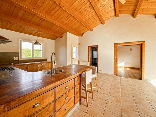 Maison au calme d'une impasse avec vue dégagée à 500m du bourg