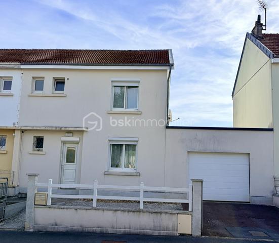 NOUVELLE OPPORTUNITÉ ! 🏡 À découvrir sans tarder ! 

Cette agréable maison mitoyenne de 75 m² habitables, implantée sur une parcelle de 334 m², offre un cadre de vie fonctionnel et paisible.

✨ Une maison pensée pour le quotidien

Au rez-de-chaussée, l’entrée dessert :

- Une cuisine ouverte sur un salon/séjour convivial
- Un WC indépendant
- Une buanderie, pratique au quotidien

À l’étage, le palier distribue :

- Trois chambres
- Une salle de douche moderne
- Plusieurs espaces de rangement

🌿 Des extérieurs agréables

Vous profiterez d'une cour à l'avant et, à l'arrière, d'un jardin entièrement clôturé avec terrasse, idéal pour profiter des beaux jours.

La maison bénéficie également d'une vue dégagée sur le jardin, apportant une agréable sensation d'espace.

🚗 Un garage complète le bien.

🔑 Les atouts

✔️ 75 m² habitables
✔️ Parcelle de 334 m²
✔️ 3 chambres
✔️ Jardin clôturé
✔️ Terrasse
✔️ Garage
✔️ Fenêtres PVC double vitrage
✔️ Volets roulants
✔️ Environnement calme et recherché
✔️ Vue dégagée
✔️ DPE : E
✔️ Taxe foncière : 677 €
✔️ Actuellement louée 600 €/mois

💛 Un bien aux multiples possibilités

Cette maison saura séduire aussi bien les primo-accédants à la recherche de leur premier chez-soi, les familles souhaitant profiter d'un environnement paisible à Villers-Semeuse, que les investisseurs à la recherche d'un bien à louer offrant un revenu locatif immédiat.

📞 Une visite vous permettra de découvrir tout son potentiel. Contactez-moi pour plus d'informations ou pour organiser votre rendez-vous.
