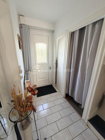 NOUVELLE OPPORTUNITÉ ! 🏡 À découvrir sans tarder ! 

Cette agréable maison mitoyenne de 75 m² habitables, implantée sur une parcelle de 334 m², offre un cadre de vie fonctionnel et paisible.

✨ Une maison pensée pour le quotidien

Au rez-de-chaussée, l’entrée dessert :

- Une cuisine ouverte sur un salon/séjour convivial
- Un WC indépendant
- Une buanderie, pratique au quotidien

À l’étage, le palier distribue :

- Trois chambres
- Une salle de douche moderne
- Plusieurs espaces de rangement

🌿 Des extérieurs agréables

Vous profiterez d'une cour à l'avant et, à l'arrière, d'un jardin entièrement clôturé avec terrasse, idéal pour profiter des beaux jours.

La maison bénéficie également d'une vue dégagée sur le jardin, apportant une agréable sensation d'espace.

🚗 Un garage complète le bien.

🔑 Les atouts

✔️ 75 m² habitables
✔️ Parcelle de 334 m²
✔️ 3 chambres
✔️ Jardin clôturé
✔️ Terrasse
✔️ Garage
✔️ Fenêtres PVC double vitrage
✔️ Volets roulants
✔️ Environnement calme et recherché
✔️ Vue dégagée
✔️ DPE : E
✔️ Taxe foncière : 677 €
✔️ Actuellement louée 600 €/mois

💛 Un bien aux multiples possibilités

Cette maison saura séduire aussi bien les primo-accédants à la recherche de leur premier chez-soi, les familles souhaitant profiter d'un environnement paisible à Villers-Semeuse, que les investisseurs à la recherche d'un bien à louer offrant un revenu locatif immédiat.

📞 Une visite vous permettra de découvrir tout son potentiel. Contactez-moi pour plus d'informations ou pour organiser votre rendez-vous.
