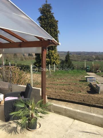 NOUVELLE OPPORTUNITÉ ! 🏡 À découvrir sans tarder ! 

Cette agréable maison mitoyenne de 75 m² habitables, implantée sur une parcelle de 334 m², offre un cadre de vie fonctionnel et paisible.

✨ Une maison pensée pour le quotidien

Au rez-de-chaussée, l’entrée dessert :

- Une cuisine ouverte sur un salon/séjour convivial
- Un WC indépendant
- Une buanderie, pratique au quotidien

À l’étage, le palier distribue :

- Trois chambres
- Une salle de douche moderne
- Plusieurs espaces de rangement

🌿 Des extérieurs agréables

Vous profiterez d'une cour à l'avant et, à l'arrière, d'un jardin entièrement clôturé avec terrasse, idéal pour profiter des beaux jours.

La maison bénéficie également d'une vue dégagée sur le jardin, apportant une agréable sensation d'espace.

🚗 Un garage complète le bien.

🔑 Les atouts

✔️ 75 m² habitables
✔️ Parcelle de 334 m²
✔️ 3 chambres
✔️ Jardin clôturé
✔️ Terrasse
✔️ Garage
✔️ Fenêtres PVC double vitrage
✔️ Volets roulants
✔️ Environnement calme et recherché
✔️ Vue dégagée
✔️ DPE : E
✔️ Taxe foncière : 677 €
✔️ Actuellement louée 600 €/mois

💛 Un bien aux multiples possibilités

Cette maison saura séduire aussi bien les primo-accédants à la recherche de leur premier chez-soi, les familles souhaitant profiter d'un environnement paisible à Villers-Semeuse, que les investisseurs à la recherche d'un bien à louer offrant un revenu locatif immédiat.

📞 Une visite vous permettra de découvrir tout son potentiel. Contactez-moi pour plus d'informations ou pour organiser votre rendez-vous.