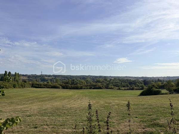 NOUVELLE OPPORTUNITÉ ! 🏡 À découvrir sans tarder ! 

Cette agréable maison mitoyenne de 75 m² habitables, implantée sur une parcelle de 334 m², offre un cadre de vie fonctionnel et paisible.

✨ Une maison pensée pour le quotidien

Au rez-de-chaussée, l’entrée dessert :

- Une cuisine ouverte sur un salon/séjour convivial
- Un WC indépendant
- Une buanderie, pratique au quotidien

À l’étage, le palier distribue :

- Trois chambres
- Une salle de douche moderne
- Plusieurs espaces de rangement

🌿 Des extérieurs agréables

Vous profiterez d'une cour à l'avant et, à l'arrière, d'un jardin entièrement clôturé avec terrasse, idéal pour profiter des beaux jours.

La maison bénéficie également d'une vue dégagée sur le jardin, apportant une agréable sensation d'espace.

🚗 Un garage complète le bien.

🔑 Les atouts

✔️ 75 m² habitables
✔️ Parcelle de 334 m²
✔️ 3 chambres
✔️ Jardin clôturé
✔️ Terrasse
✔️ Garage
✔️ Fenêtres PVC double vitrage
✔️ Volets roulants
✔️ Environnement calme et recherché
✔️ Vue dégagée
✔️ DPE : E
✔️ Taxe foncière : 677 €
✔️ Actuellement louée 600 €/mois

💛 Un bien aux multiples possibilités

Cette maison saura séduire aussi bien les primo-accédants à la recherche de leur premier chez-soi, les familles souhaitant profiter d'un environnement paisible à Villers-Semeuse, que les investisseurs à la recherche d'un bien à louer offrant un revenu locatif immédiat.

📞 Une visite vous permettra de découvrir tout son potentiel. Contactez-moi pour plus d'informations ou pour organiser votre rendez-vous.