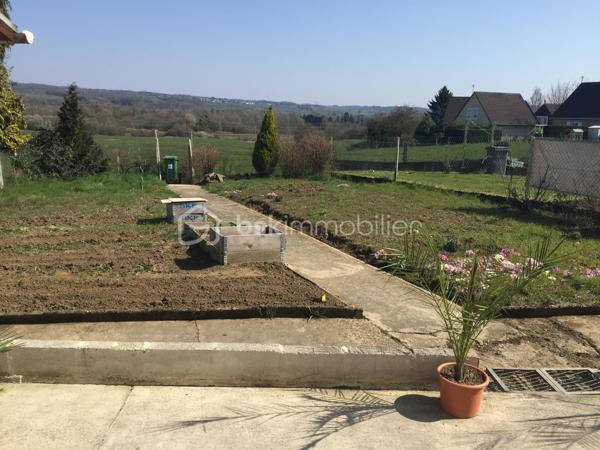 NOUVELLE OPPORTUNITÉ ! 🏡 À découvrir sans tarder ! 

Cette agréable maison mitoyenne de 75 m² habitables, implantée sur une parcelle de 334 m², offre un cadre de vie fonctionnel et paisible.

✨ Une maison pensée pour le quotidien

Au rez-de-chaussée, l’entrée dessert :

- Une cuisine ouverte sur un salon/séjour convivial
- Un WC indépendant
- Une buanderie, pratique au quotidien

À l’étage, le palier distribue :

- Trois chambres
- Une salle de douche moderne
- Plusieurs espaces de rangement

🌿 Des extérieurs agréables

Vous profiterez d'une cour à l'avant et, à l'arrière, d'un jardin entièrement clôturé avec terrasse, idéal pour profiter des beaux jours.

La maison bénéficie également d'une vue dégagée sur le jardin, apportant une agréable sensation d'espace.

🚗 Un garage complète le bien.

🔑 Les atouts

✔️ 75 m² habitables
✔️ Parcelle de 334 m²
✔️ 3 chambres
✔️ Jardin clôturé
✔️ Terrasse
✔️ Garage
✔️ Fenêtres PVC double vitrage
✔️ Volets roulants
✔️ Environnement calme et recherché
✔️ Vue dégagée
✔️ DPE : E
✔️ Taxe foncière : 677 €
✔️ Actuellement louée 600 €/mois

💛 Un bien aux multiples possibilités

Cette maison saura séduire aussi bien les primo-accédants à la recherche de leur premier chez-soi, les familles souhaitant profiter d'un environnement paisible à Villers-Semeuse, que les investisseurs à la recherche d'un bien à louer offrant un revenu locatif immédiat.

📞 Une visite vous permettra de découvrir tout son potentiel. Contactez-moi pour plus d'informations ou pour organiser votre rendez-vous.