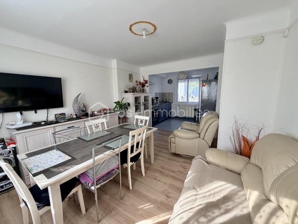 NOUVELLE OPPORTUNITÉ ! 🏡 À découvrir sans tarder ! 

Cette agréable maison mitoyenne de 75 m² habitables, implantée sur une parcelle de 334 m², offre un cadre de vie fonctionnel et paisible.

✨ Une maison pensée pour le quotidien

Au rez-de-chaussée, l’entrée dessert :

- Une cuisine ouverte sur un salon/séjour convivial
- Un WC indépendant
- Une buanderie, pratique au quotidien

À l’étage, le palier distribue :

- Trois chambres
- Une salle de douche moderne
- Plusieurs espaces de rangement

🌿 Des extérieurs agréables

Vous profiterez d'une cour à l'avant et, à l'arrière, d'un jardin entièrement clôturé avec terrasse, idéal pour profiter des beaux jours.

La maison bénéficie également d'une vue dégagée sur le jardin, apportant une agréable sensation d'espace.

🚗 Un garage complète le bien.

🔑 Les atouts

✔️ 75 m² habitables
✔️ Parcelle de 334 m²
✔️ 3 chambres
✔️ Jardin clôturé
✔️ Terrasse
✔️ Garage
✔️ Fenêtres PVC double vitrage
✔️ Volets roulants
✔️ Environnement calme et recherché
✔️ Vue dégagée
✔️ DPE : E
✔️ Taxe foncière : 677 €
✔️ Actuellement louée 600 €/mois

💛 Un bien aux multiples possibilités

Cette maison saura séduire aussi bien les primo-accédants à la recherche de leur premier chez-soi, les familles souhaitant profiter d'un environnement paisible à Villers-Semeuse, que les investisseurs à la recherche d'un bien à louer offrant un revenu locatif immédiat.

📞 Une visite vous permettra de découvrir tout son potentiel. Contactez-moi pour plus d'informations ou pour organiser votre rendez-vous.