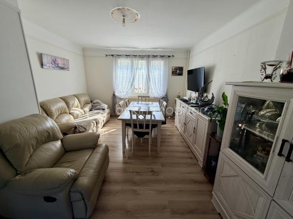 NOUVELLE OPPORTUNITÉ ! 🏡 À découvrir sans tarder ! 

Cette agréable maison mitoyenne de 75 m² habitables, implantée sur une parcelle de 334 m², offre un cadre de vie fonctionnel et paisible.

✨ Une maison pensée pour le quotidien

Au rez-de-chaussée, l’entrée dessert :

- Une cuisine ouverte sur un salon/séjour convivial
- Un WC indépendant
- Une buanderie, pratique au quotidien

À l’étage, le palier distribue :

- Trois chambres
- Une salle de douche moderne
- Plusieurs espaces de rangement

🌿 Des extérieurs agréables

Vous profiterez d'une cour à l'avant et, à l'arrière, d'un jardin entièrement clôturé avec terrasse, idéal pour profiter des beaux jours.

La maison bénéficie également d'une vue dégagée sur le jardin, apportant une agréable sensation d'espace.

🚗 Un garage complète le bien.

🔑 Les atouts

✔️ 75 m² habitables
✔️ Parcelle de 334 m²
✔️ 3 chambres
✔️ Jardin clôturé
✔️ Terrasse
✔️ Garage
✔️ Fenêtres PVC double vitrage
✔️ Volets roulants
✔️ Environnement calme et recherché
✔️ Vue dégagée
✔️ DPE : E
✔️ Taxe foncière : 677 €
✔️ Actuellement louée 600 €/mois

💛 Un bien aux multiples possibilités

Cette maison saura séduire aussi bien les primo-accédants à la recherche de leur premier chez-soi, les familles souhaitant profiter d'un environnement paisible à Villers-Semeuse, que les investisseurs à la recherche d'un bien à louer offrant un revenu locatif immédiat.

📞 Une visite vous permettra de découvrir tout son potentiel. Contactez-moi pour plus d'informations ou pour organiser votre rendez-vous.