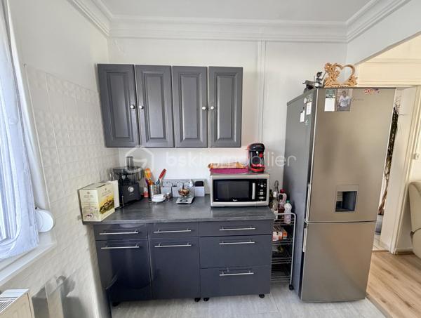 NOUVELLE OPPORTUNITÉ ! 🏡 À découvrir sans tarder ! 

Cette agréable maison mitoyenne de 75 m² habitables, implantée sur une parcelle de 334 m², offre un cadre de vie fonctionnel et paisible.

✨ Une maison pensée pour le quotidien

Au rez-de-chaussée, l’entrée dessert :

- Une cuisine ouverte sur un salon/séjour convivial
- Un WC indépendant
- Une buanderie, pratique au quotidien

À l’étage, le palier distribue :

- Trois chambres
- Une salle de douche moderne
- Plusieurs espaces de rangement

🌿 Des extérieurs agréables

Vous profiterez d'une cour à l'avant et, à l'arrière, d'un jardin entièrement clôturé avec terrasse, idéal pour profiter des beaux jours.

La maison bénéficie également d'une vue dégagée sur le jardin, apportant une agréable sensation d'espace.

🚗 Un garage complète le bien.

🔑 Les atouts

✔️ 75 m² habitables
✔️ Parcelle de 334 m²
✔️ 3 chambres
✔️ Jardin clôturé
✔️ Terrasse
✔️ Garage
✔️ Fenêtres PVC double vitrage
✔️ Volets roulants
✔️ Environnement calme et recherché
✔️ Vue dégagée
✔️ DPE : E
✔️ Taxe foncière : 677 €
✔️ Actuellement louée 600 €/mois

💛 Un bien aux multiples possibilités

Cette maison saura séduire aussi bien les primo-accédants à la recherche de leur premier chez-soi, les familles souhaitant profiter d'un environnement paisible à Villers-Semeuse, que les investisseurs à la recherche d'un bien à louer offrant un revenu locatif immédiat.

📞 Une visite vous permettra de découvrir tout son potentiel. Contactez-moi pour plus d'informations ou pour organiser votre rendez-vous.