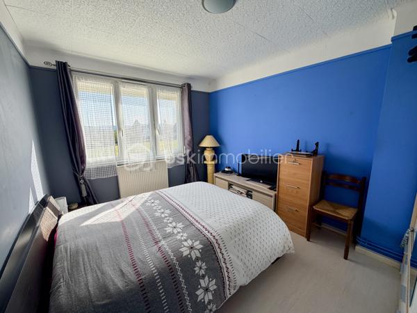 NOUVELLE OPPORTUNITÉ ! 🏡 À découvrir sans tarder ! 

Cette agréable maison mitoyenne de 75 m² habitables, implantée sur une parcelle de 334 m², offre un cadre de vie fonctionnel et paisible.

✨ Une maison pensée pour le quotidien

Au rez-de-chaussée, l’entrée dessert :

- Une cuisine ouverte sur un salon/séjour convivial
- Un WC indépendant
- Une buanderie, pratique au quotidien

À l’étage, le palier distribue :

- Trois chambres
- Une salle de douche moderne
- Plusieurs espaces de rangement

🌿 Des extérieurs agréables

Vous profiterez d'une cour à l'avant et, à l'arrière, d'un jardin entièrement clôturé avec terrasse, idéal pour profiter des beaux jours.

La maison bénéficie également d'une vue dégagée sur le jardin, apportant une agréable sensation d'espace.

🚗 Un garage complète le bien.

🔑 Les atouts

✔️ 75 m² habitables
✔️ Parcelle de 334 m²
✔️ 3 chambres
✔️ Jardin clôturé
✔️ Terrasse
✔️ Garage
✔️ Fenêtres PVC double vitrage
✔️ Volets roulants
✔️ Environnement calme et recherché
✔️ Vue dégagée
✔️ DPE : E
✔️ Taxe foncière : 677 €
✔️ Actuellement louée 600 €/mois

💛 Un bien aux multiples possibilités

Cette maison saura séduire aussi bien les primo-accédants à la recherche de leur premier chez-soi, les familles souhaitant profiter d'un environnement paisible à Villers-Semeuse, que les investisseurs à la recherche d'un bien à louer offrant un revenu locatif immédiat.

📞 Une visite vous permettra de découvrir tout son potentiel. Contactez-moi pour plus d'informations ou pour organiser votre rendez-vous.