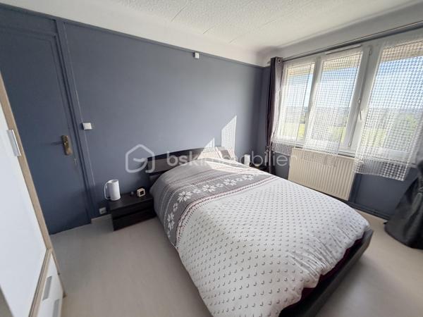 NOUVELLE OPPORTUNITÉ ! 🏡 À découvrir sans tarder ! 

Cette agréable maison mitoyenne de 75 m² habitables, implantée sur une parcelle de 334 m², offre un cadre de vie fonctionnel et paisible.

✨ Une maison pensée pour le quotidien

Au rez-de-chaussée, l’entrée dessert :

- Une cuisine ouverte sur un salon/séjour convivial
- Un WC indépendant
- Une buanderie, pratique au quotidien

À l’étage, le palier distribue :

- Trois chambres
- Une salle de douche moderne
- Plusieurs espaces de rangement

🌿 Des extérieurs agréables

Vous profiterez d'une cour à l'avant et, à l'arrière, d'un jardin entièrement clôturé avec terrasse, idéal pour profiter des beaux jours.

La maison bénéficie également d'une vue dégagée sur le jardin, apportant une agréable sensation d'espace.

🚗 Un garage complète le bien.

🔑 Les atouts

✔️ 75 m² habitables
✔️ Parcelle de 334 m²
✔️ 3 chambres
✔️ Jardin clôturé
✔️ Terrasse
✔️ Garage
✔️ Fenêtres PVC double vitrage
✔️ Volets roulants
✔️ Environnement calme et recherché
✔️ Vue dégagée
✔️ DPE : E
✔️ Taxe foncière : 677 €
✔️ Actuellement louée 600 €/mois

💛 Un bien aux multiples possibilités

Cette maison saura séduire aussi bien les primo-accédants à la recherche de leur premier chez-soi, les familles souhaitant profiter d'un environnement paisible à Villers-Semeuse, que les investisseurs à la recherche d'un bien à louer offrant un revenu locatif immédiat.

📞 Une visite vous permettra de découvrir tout son potentiel. Contactez-moi pour plus d'informations ou pour organiser votre rendez-vous.