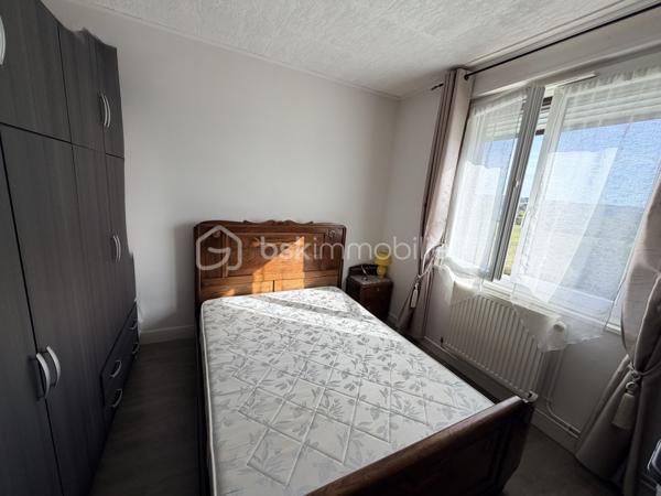 NOUVELLE OPPORTUNITÉ ! 🏡 À découvrir sans tarder ! 

Cette agréable maison mitoyenne de 75 m² habitables, implantée sur une parcelle de 334 m², offre un cadre de vie fonctionnel et paisible.

✨ Une maison pensée pour le quotidien

Au rez-de-chaussée, l’entrée dessert :

- Une cuisine ouverte sur un salon/séjour convivial
- Un WC indépendant
- Une buanderie, pratique au quotidien

À l’étage, le palier distribue :

- Trois chambres
- Une salle de douche moderne
- Plusieurs espaces de rangement

🌿 Des extérieurs agréables

Vous profiterez d'une cour à l'avant et, à l'arrière, d'un jardin entièrement clôturé avec terrasse, idéal pour profiter des beaux jours.

La maison bénéficie également d'une vue dégagée sur le jardin, apportant une agréable sensation d'espace.

🚗 Un garage complète le bien.

🔑 Les atouts

✔️ 75 m² habitables
✔️ Parcelle de 334 m²
✔️ 3 chambres
✔️ Jardin clôturé
✔️ Terrasse
✔️ Garage
✔️ Fenêtres PVC double vitrage
✔️ Volets roulants
✔️ Environnement calme et recherché
✔️ Vue dégagée
✔️ DPE : E
✔️ Taxe foncière : 677 €
✔️ Actuellement louée 600 €/mois

💛 Un bien aux multiples possibilités

Cette maison saura séduire aussi bien les primo-accédants à la recherche de leur premier chez-soi, les familles souhaitant profiter d'un environnement paisible à Villers-Semeuse, que les investisseurs à la recherche d'un bien à louer offrant un revenu locatif immédiat.

📞 Une visite vous permettra de découvrir tout son potentiel. Contactez-moi pour plus d'informations ou pour organiser votre rendez-vous.
