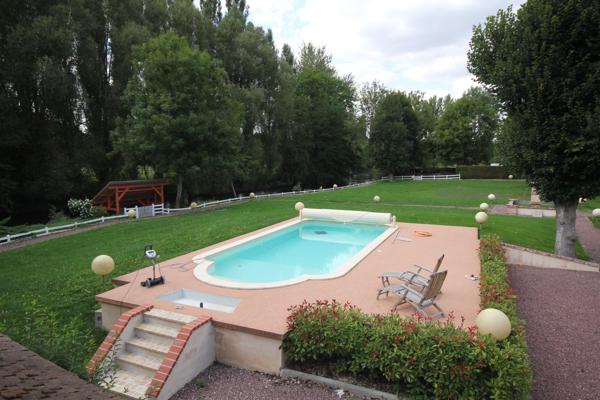 Agréable propriété de la Vallée de l'Eure à 80 km de Paris.