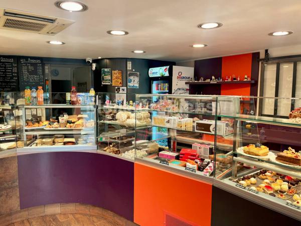 Deux immeubles  rénovés  le 1 er Commerce sur 3 niveaux   et le second immeuble composé d'un F2 et Duplex rénovés et  loué belle rentabilité