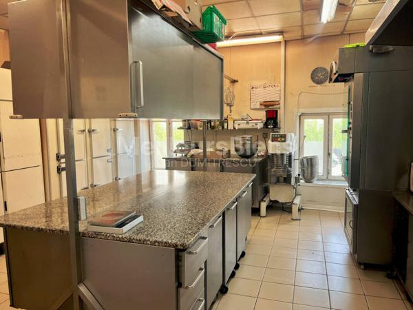 Deux immeubles  rénovés  le 1 er Commerce sur 3 niveaux   et le second immeuble composé d'un F2 et Duplex rénovés et  loué belle rentabilité