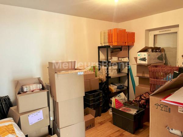 Deux immeubles  rénovés  le 1 er Commerce sur 3 niveaux   et le second immeuble composé d'un F2 et Duplex rénovés et  loué belle rentabilité