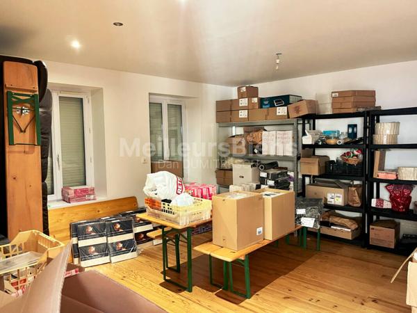 Deux immeubles  rénovés  le 1 er Commerce sur 3 niveaux   et le second immeuble composé d'un F2 et Duplex rénovés et  loué belle rentabilité